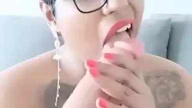 Today Exclusive- Sexy Nri Tamil Girl Showing Boobs And Play With Dildo