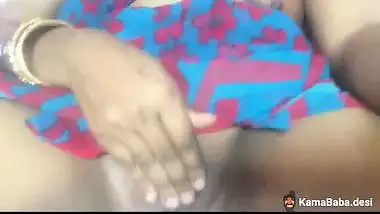 Indian porn of big boob desi aunty fingering in her pussy